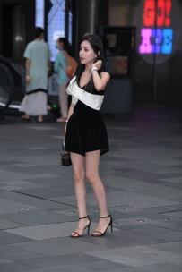 【精选街拍】Vol.3364 清秀黑色吊带裙美女 [81P+3V-2.72GB]