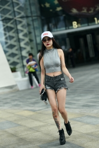 【精选街拍】Vol.2575 黑色热裤美腿纹身 [104P-1.64GB]