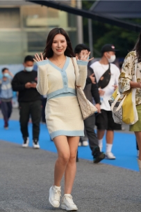 【精选街拍】Vol.2417 白色紧身包臀裙 [108P-1.98GB]